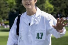 [포토&] ‘니가 왜 거기서 나와’ 송중기, 마스터스 대회 캐디 이어 이민진 작가 회동 ‘글로벌 행보’