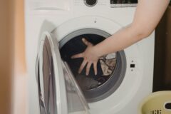 “뜨거운 물로 세탁하면 큰일납니다…” 무조건 찬물로 세탁해야 하는 ‘의류’ 5가지