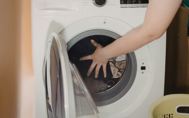 “뜨거운 물로 세탁하면 큰일납니다…” 무조건 찬물로 세탁해야 하는 ‘의류’ 5가지