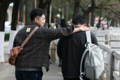 60살 넘어 못 배운 티나는 친구와 반드시 멀어져야 하는 이유 4가지