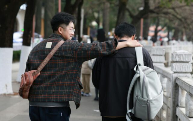 60살 넘어 못 배운 티나는 친구와 반드시 멀어져야 하는 이유 4가지