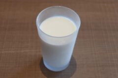 우유 그냥 먹지 마세요 “이 가루” 넣으면 체내 염증 제거하는 보약이 됩니다.