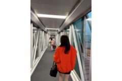 “역시 원조 패션 아이콘” 산다라박 공항 통로를 런웨이로 만든 비주얼