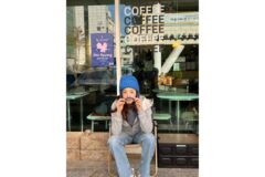 “평소엔 완벽한 드레스 자태만 보여주더니” 강소라가 선택한 반전 일상복