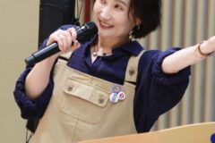 ‘카리스마와 부드러움의 공존’ 박경림 마이크 든 손끝까지 엣지 있는 패션