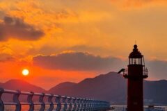 “이번 주말엔 삼천포로 빠져볼까?”… 4월에 꼭 찾아봐야 할 등대 ‘삼천포구항 동방파제 등대’