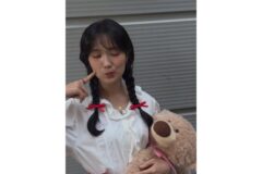 ‘과즙미 팡팡’ 김혜윤, 레드 리본과 양갈래 머리로 완성한 역대급 귀여움