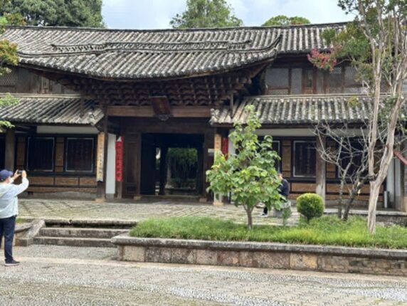 리장 고성 말고 여기…사람 적고 옥룡설산 정면으로 보이는 중국 백사고진