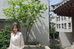 “세 아이 엄마라고 믿기 힘든 비율” 소유진 한옥 배경 속 눈부신 화이트 룩 근황