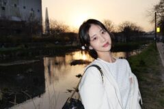 “산책로를 런웨이로 만든 비주얼” 홍화연 꾸민 듯 안 꾸민 듯 내추럴한 데일리룩