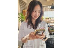 “여전히 맑은 소녀의 미소” 전혜진 화이트 셔츠 하나로 완성한 청초한 데일리룩