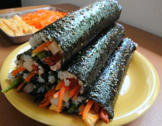 “참기름 소금 다 빼세요” 김밥 만들 때 밥에다 ‘이 음식’ 넣어야 진짜 맛있습니다.