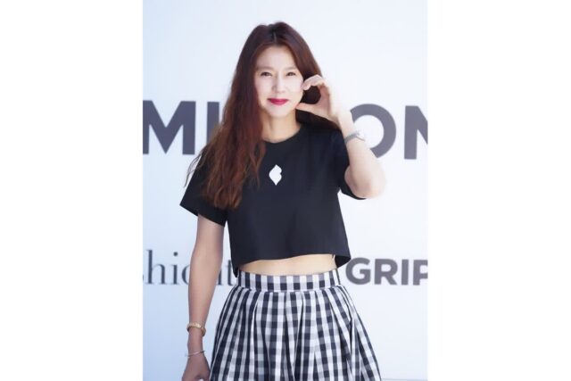 [NF포토] 이윤미, ‘홀리넘버세븐(HOLYNUMBER7) X 코타로 타니야마’ 군살 없는 완벽 크롭탑 자태