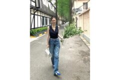 “꽃보다 화사한 명품 미모” 강민경, 네이비 슬리브리스로 뽐낸 세련된 청순미