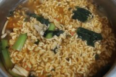 라면 먹을 때 “이 음료”는 피하세요 뼈에 구멍 생기는 최악의 조합입니다.