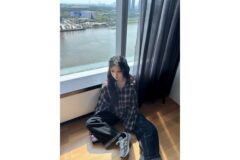 “분위기 여신 그 자체” 지연, 체크 셔츠 하나로 완성한 압도적인 힙 무드