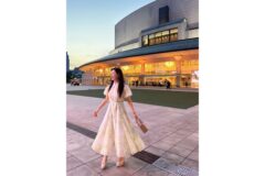 “공주님이 강림했나” 오나라, 은은한 패턴 원피스로 완성한 품격 있는 외출 룩