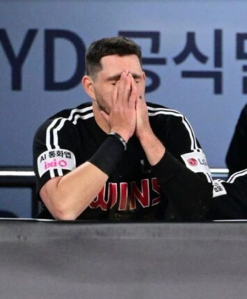 ‘꽈당→눈물’ 헬멧 집어던진 오스틴…동료들이 만든 8회 대반전은?