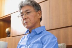 “대화할 때 이러지 마세요!” 중년 90%가 모르는 못 배운 티나는 행동