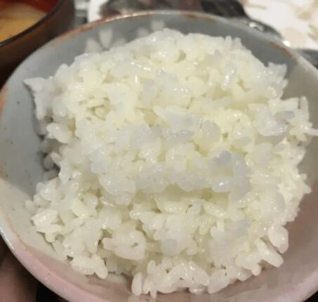 오래된 쌀에 “이것 한스푼” 넣으세요 갓 수확한 쌀처럼 맛있어 집니다.