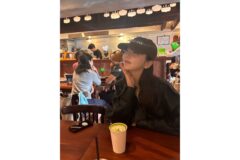 “인형이 카페에서 휴식 중인 착각” 안소희 볼캡 아래 감춰진 비현실적인 얼굴 크기