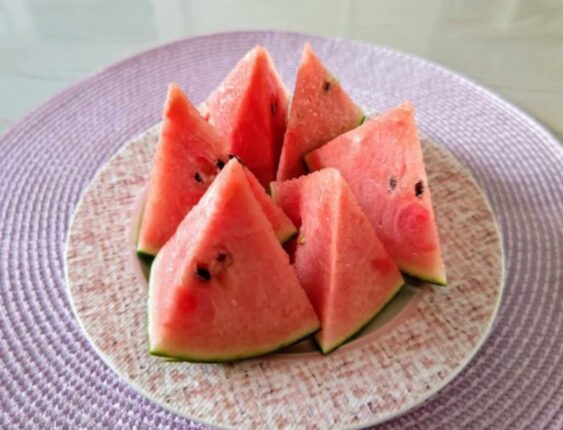 수박 먹기 전 “이것”을 한 꼬집 뿌려보세요 의외의 조합인데 너무 맛있습니다.