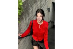 “시선을 강탈하는 강렬한 레드” 강다은 가디건 하나로 완성한 비현실적 미모의 실체