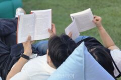 엄마, 아빠! 5월엔 야외에서 함께 책 읽어요. 책멍 축제 ‘책읽는 서울광장’으로 떠나는 가족 봄소풍