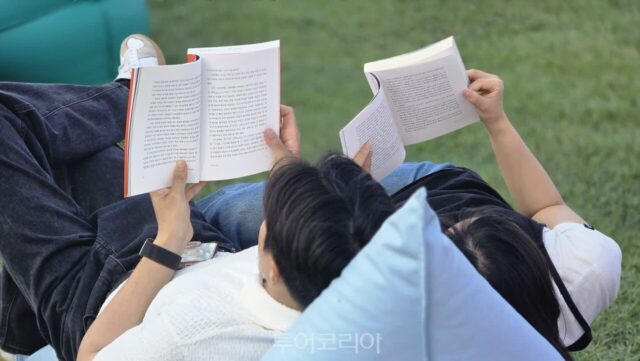엄마, 아빠! 5월엔 야외에서 함께 책 읽어요. 책멍 축제 ‘책읽는 서울광장’으로 떠나는 가족 봄소풍