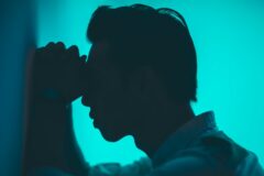 “정말 슬픈 행동..” 가난한 집에서 자란 60대가 절대 버리지 못하는 행동 1위