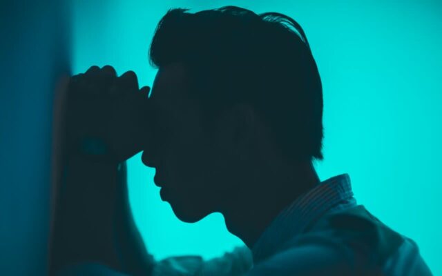“정말 슬픈 행동..” 가난한 집에서 자란 60대가 절대 버리지 못하는 행동 1위