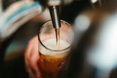 맥주, 마시지만 마세요. ‘여기’ 부었더니 광이 두 배 살아납니다