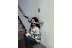 “계단에 앉아있을 뿐인데” 연우 비현실적인 미모로 완성한 압도적 아우라