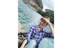 “누가 대학생 아니래?” 최윤지 푸른 바다 압도하는 청량한 체크 셔츠 자태