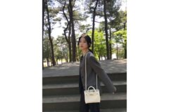 “화이트 백의 존재감” 카즈하 차분한 코디에 생동감 불어넣은 아이템 선택