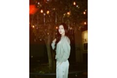 “밤을 밝히는 압도적 아우라” 유라 전구 아래서 더 빛나는 고감도 데일리룩
