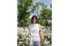 “꽃보다 눈부신 백색의 아우라” 정은채 화이트 드레이핑 톱으로 완성한 고혹적 미모