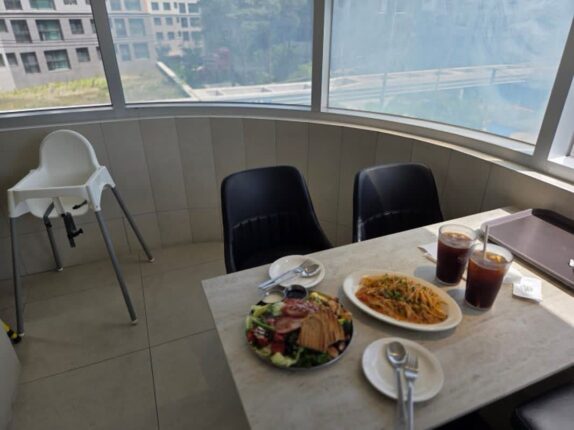넓고 깨끗한 구디 브런치 맛집은, 브런치빈
