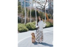“봄 햇살 머금은 미소” 티파니영 화이트 가디건으로 완성한 청순미의 정수