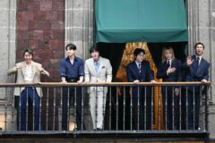“BTS, 멕시코 대통령궁 발코니 섰다”… 보랏빛으로 물든 멕시코 심장부
