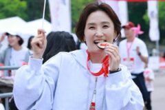 “에너지 넘치는 미소” 박경림, 마라톤 행사장에서 빛나는 건강미