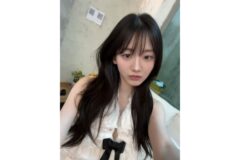 “인형이 앉아있는 줄” 조이현, 가녀린 어깨라인 돋보이는 홀터넥 스타일링