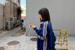 “꾸안꾸의 정석” 표예진 블루 트랙 재킷으로 완성한 힙한 동네 마실 룩