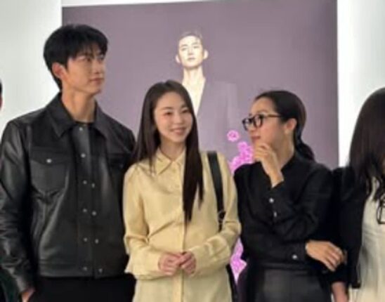 ‘새신랑’ 옥택연과 전시회 나들이… 우월한 기럭지 자랑