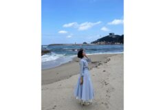 “바다의 여신 강림” 윤세아 푸른 파도와 하나 된 스트라이프 셔츠 원피스 룩