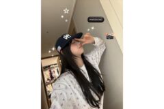 “상큼함이 톡톡” 츄 일상을 화보로 만드는 플라워 프린팅 티셔츠의 마법