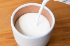 “우유 멸치 아닙니다” 70대에도 관절 통증 없이 두발로 걷게 만드는 ‘이 음식’
