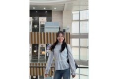 “단아함의 정석” 장예원 세련된 블루 스트라이프 블라우스로 완성한 화사한 오피스 룩