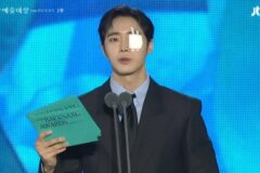 눈안대 한채로 수상하러 와 모두를 놀라게 한 남자배우