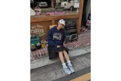 “플리마켓 나들이” 설현 네이비 후드티와 화이트 볼캡으로 완성한 힙한 꾸안꾸 룩